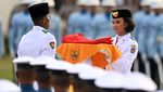 Berbaju Adat Nuansa Merah, Jokowi Pimpin Upacara Penurunan Bendera di IKN