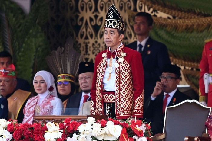 Presiden Joko Widodo (tengah) mengikuti upacara penurunan duplikat Bendera Pusaka dalam rangka HUT ke-79 Kemerdekaan Republik Indonesia di lapangan upacara Istana Negara Ibu Kota Nusantara (IKN), Penajam Paser Utara, Kalimantan Timur, Sabtu (17/8/2024). ANTARA FOTO/Hafidz Mubarak A/app/rwa.