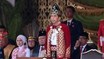 Berbaju Adat Nuansa Merah, Jokowi Pimpin Upacara Penurunan Bendera di IKN