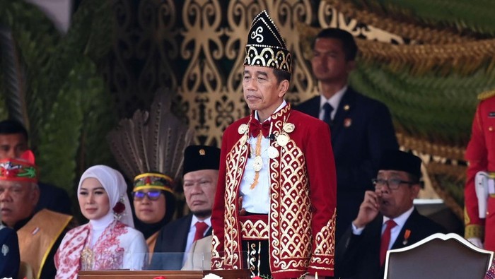 Presiden Joko Widodo (tengah) mengikuti upacara penurunan duplikat Bendera Pusaka dalam rangka HUT ke-79 Kemerdekaan Republik Indonesia di lapangan upacara Istana Negara Ibu Kota Nusantara (IKN), Penajam Paser Utara, Kalimantan Timur, Sabtu (17/8/2024). ANTARA FOTO/Hafidz Mubarak A/app/rwa.