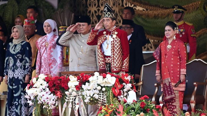 Presiden Joko Widodo (tengah) mengikuti upacara penurunan duplikat Bendera Pusaka dalam rangka HUT ke-79 Kemerdekaan Republik Indonesia di lapangan upacara Istana Negara Ibu Kota Nusantara (IKN), Penajam Paser Utara, Kalimantan Timur, Sabtu (17/8/2024). ANTARA FOTO/Hafidz Mubarak A/app/rwa.