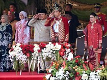 Berbaju Adat Nuansa Merah, Jokowi Pimpin Upacara Penurunan Bendera di IKN