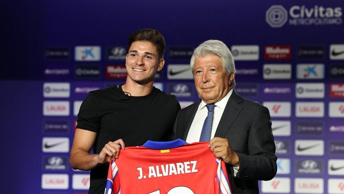 Soccer Football - Atletico Madrid present new signing Julian Alvarez - Citivas Metropolitano, Madrid, Spain - August 16, 2024 Atletico Madrids new signing Julian Alvarez poses as he holds a shirt with president Enrique Cerezo during the presentation REUTERS/Violeta Santos Moura