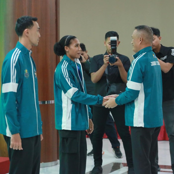 Kapolda Jatim Irjen Pol Imam Sugianto Berangkatkan Tim Bola Voli Ikuti Turnamen Kapolri Cup 2024 di Jabar