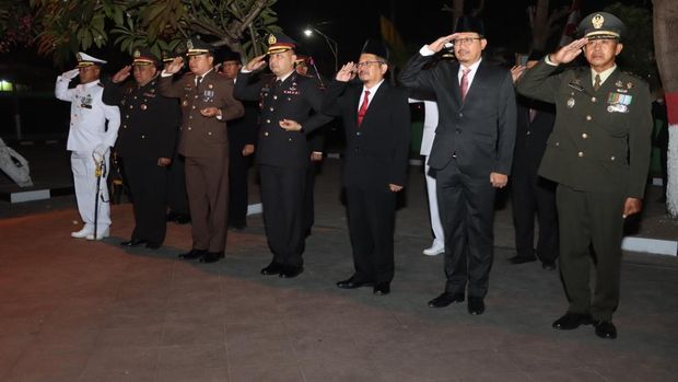 Kapolres Pasuruan Hadiri Apel Kehormatan dan Renungan Suci Di Taman Makam Pahlawan