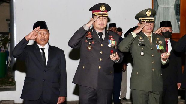 Kapolresta Banyuwangi bersama Forkopimda Banyuwangi mengikuti renungan malam suci kemerdekaan RI ke-79 di TMP Wisma Raga Satria Banyuwangi.