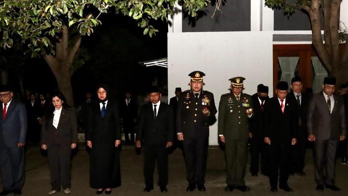 Kapolresta Banyuwangi bersama Forkopimda Banyuwangi mengikuti renungan malam suci kemerdekaan RI ke-79 di TMP Wisma Raga Satria Banyuwangi.