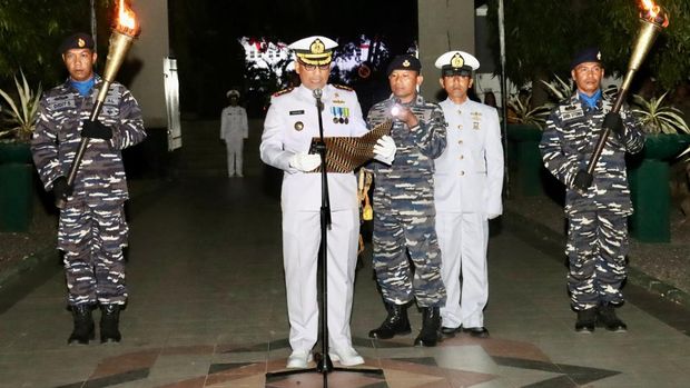 Kapolresta Banyuwangi bersama Forkopimda Banyuwangi mengikuti renungan malam suci kemerdekaan RI ke-79 di TMP Wisma Raga Satria Banyuwangi.