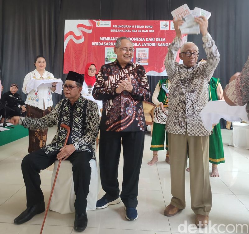 Kepsen: Parni Hadi, Prof Gunawan Sumodiningrat, dan B. Wiwoho (mengacungkan tiga buku karyanya). (Sudrajat/detikcom)