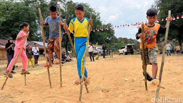 Keseruan nak-anak suku Talang Mamak mengikuti lomba engrang