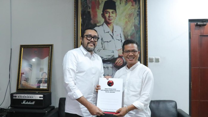 Ketua DPD PDI Perjuangan Jawa Barat, Ono Surono saat memberikan surat dukungan untuk Dadang Supriatna - Ali Syakieb.