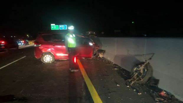 Kondisi mobil Suzuki Ertiga yang kecelakaan di Tol Semarang-Batang KM 383A+250, wilayah Kecamatan Weleri, Kabupaten Kendal, Sabtu (17/8/2024) dini hari.