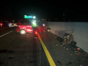 Ertiga Tertabrak Bus di Tol Semarang-Batang KM 383A, 1 Orang Tewas