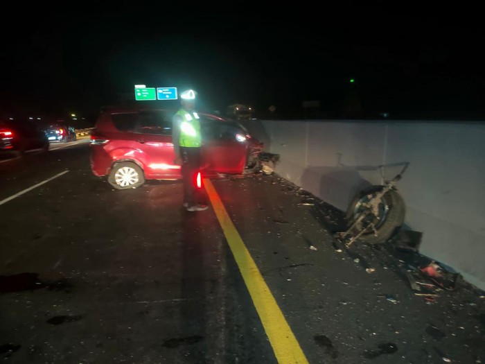 Kondisi mobil Suzuki Ertiga yang kecelakaan di Tol Semarang-Batang KM 383A+250, wilayah Kecamatan Weleri, Kabupaten Kendal, Sabtu (17/8/2024) dini hari.