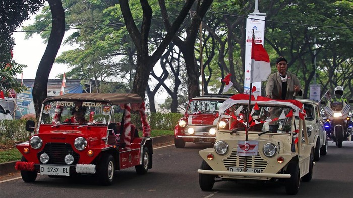 Konvoi Mobil Klasik Peringati HUT ke-79 RI Sejumlah peserta dari berbagai komunitas mengikuti rally mobil klasik Merdeka Run 2024 saat melintas di kawasan Bumi Serpong Damai (BSD) Serpong, Kabupaten Tangerang, Banten, Sabtu (17/8/2024). Rally mobil klasik yang diselenggarakan Jakarta Morris Club bekerja sama dengan Sinar Mas Land dilaksanakan dalam rangkaian memperingati HUT ke- 79 Republik Indonesia. ANTARA FOTO/Muhammad Iqbal/rwa.