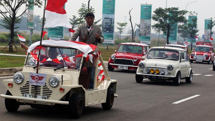 Sejumlah peserta dari berbagai komunitas mengikuti rally mobil klasik Merdeka Run 2024 saat melintas di kawasan Bumi Serpong Damai (BSD) Serpong, Kabupaten Tangerang, Banten, Sabtu (17/8/2024). Rally mobil klasik yang diselenggarakan Jakarta Morris Club bekerja sama dengan Sinar Mas Land dilaksanakan dalam rangkaian memperingati HUT ke- 79 Republik Indonesia. ANTARA FOTO/Muhammad Iqbal/rwa.