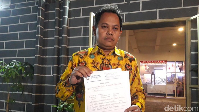 Kuasa hukum tersangka penganiayaan kepada anak di Ngemplak Boyolali, menunjukkan tanda terima pengaduannya di Itswasda Polda Jateng.