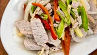 Kinilaw juga termasuk hidangan ekstrem khas Filipina. Hidangan ini terbuat dari daging mentah atau makanan laut (biasanya ikan) dan saus yang dibuat dengan cuka, jahe, bawang, bawang putih, cabai, dan merica. Foto: Travelling Foodie (Site news)