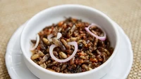 Orang Filipina juga mengonsumsi serangga. Salah satu hidangannya dikenal dengan sebutan kamaro. Berupa jangkrik yang digoreng dengan bumbu marinasi bawang putih. Foto: Travelling Foodie (Site news)
