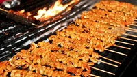 Bagian usus hewan juga dikonsumsi sebagai makanan ekstrem di Filipina. Namanya adalah Isaw, biasa terbuat dari usus babi atau ayam. Mereka  menikmatinya dengan cara dipanggang. Foto: Travelling Foodie (Site news)