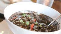 Dinuguan juga bisa disebut sebagai makanan ekstrem orang Filipina. Berupa semur yang terbuat dari daging babi, kemudian ditambahkan darah babi, bawang putih, cabai, dan cuka. Foto: Travelling Foodie (Site news)