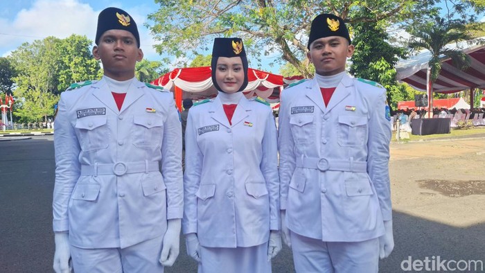 Lalu Muhammad Bagus Rizqullah Febrian Putra (paling kanan) berpose bersama dua rekannya seusai pengibaran bendera Merah Putih di Lapangan Bumi Gora, Kantor Gubernur NTB, Sabtu (17/8/2024). (Foto: Nathea Citra/detikBali)