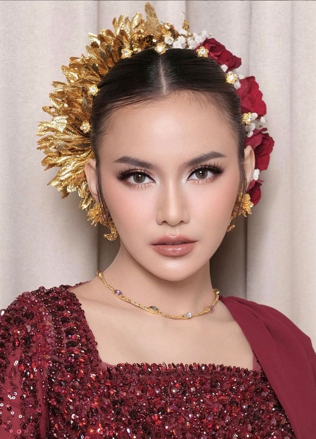 Wajah wanita yang akrab disapa Lini ini dipercantik makeup soft-glam bernuansa nude yang dikreasikan makeup artist Dhirman Putra. Foto: Instagram/@mahaliniraharja @dhirmanputra