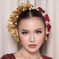 Wajah wanita yang akrab disapa Lini ini dipercantik makeup soft-glam bernuansa nude yang dikreasikan makeup artist Dhirman Putra. Foto: Instagram/@mahaliniraharja @dhirmanputra