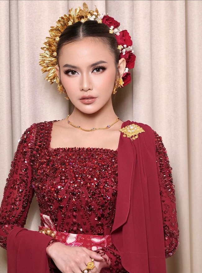 Penampilan wanita Bali semakin kental dengan headpiece bernuansa Pulau Dewata dari koleksi Cahya Dewi Bali. Foto: Instagram/@mahaliniraharja @dhirmanputra