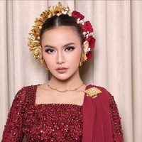 Penampilan wanita Bali semakin kental dengan headpiece bernuansa Pulau Dewata dari koleksi Cahya Dewi Bali. Foto: Instagram/@mahaliniraharja @dhirmanputra