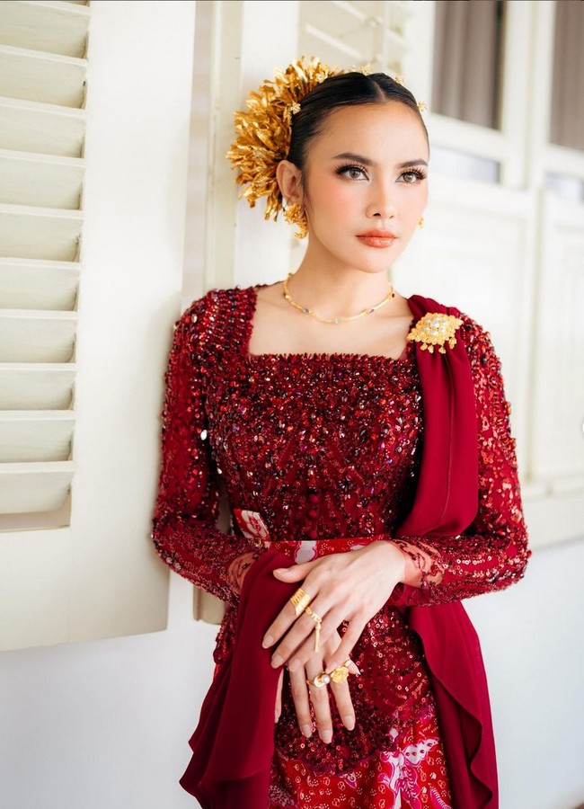 Penyanyi 24 tahun ini tampil dalam balutan kebaya gaya Bali rancangan desainer Asky Febrianti. Foto: Instagram/@mahaliniraharja @dhirmanputra