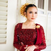 Penyanyi 24 tahun ini tampil dalam balutan kebaya gaya Bali rancangan desainer Asky Febrianti. Foto: Instagram/@mahaliniraharja @dhirmanputra