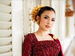 Cantik Memesona, 6 Gaya Mahalini Pakai Kebaya Merah Khas Bali di HUT Ke-79 RI