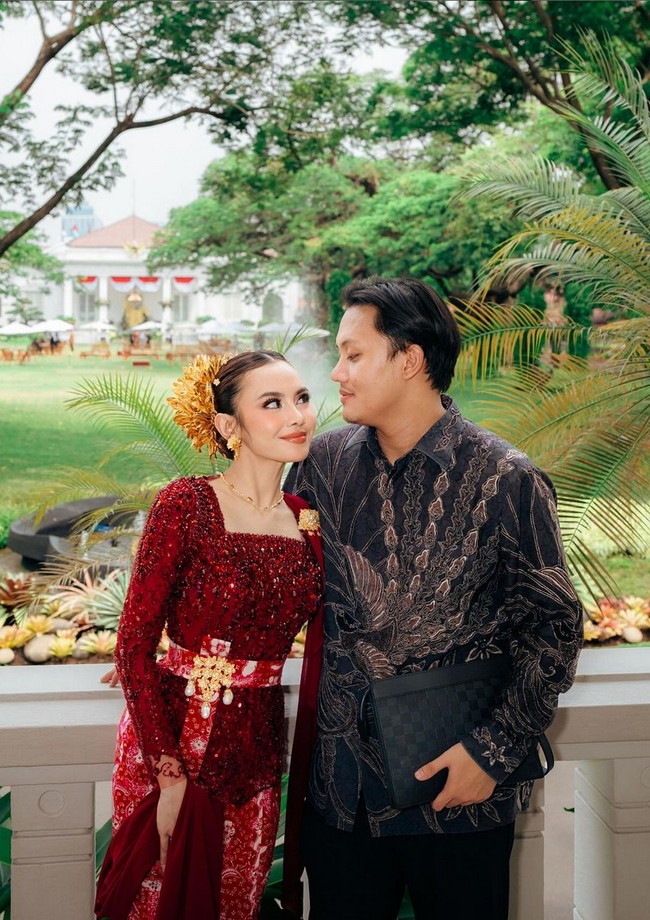Gaun merah marun penuh dihiasi dengan payet dan kristal berkilauan, dipadu kain batik bernuansa merah-putih. Foto: Instagram/@mahaliniraharja @dhirmanputra