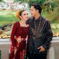 Gaun merah marun penuh dihiasi dengan payet dan kristal berkilauan, dipadu kain batik bernuansa merah-putih. Foto: Instagram/@mahaliniraharja @dhirmanputra