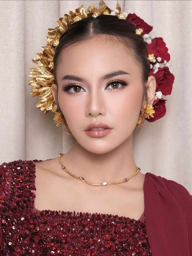 Ikat pinggang yang mencirikan kebaya Bali hadir sebagai pelengkap penampilan, dipermani dengan aksen selendang dan bros kuningan. Foto: Instagram/@mahaliniraharja @dhirmanputra
