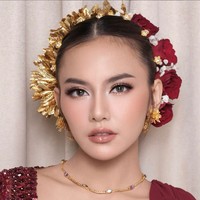 Ikat pinggang yang mencirikan kebaya Bali hadir sebagai pelengkap penampilan, dipermani dengan aksen selendang dan bros kuningan. Foto: Instagram/@mahaliniraharja @dhirmanputra