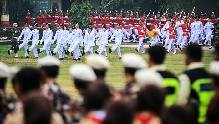 Mantan napi terorisme ikuti upacara HUT Kemerdekaan RI Anggota paskibra bersiap mengibarkan bendera Merah Putih ketika upacara HUT ke-79 Kemerdekaan RI di Lapangan Batalyon Kavaleri 9/SDK, Tangerang Selatan, Banten, Sabtu (17/8/2024). Upacara HUT ke-79 RI yang mengusung tema Nusantara Baru, Indonesia Maju tersebut dibarengi belasan mantan anggota atau simpatisan narapidana terorisme dan mantan kalangan Negara Islam Indonesia (NII). ANTARA FOTO/Sulthony Hasanuddin/wpa.