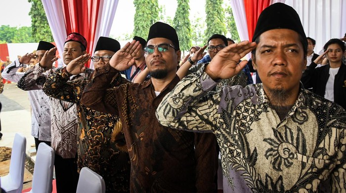 Mantan napi terorisme ikuti upacara HUT Kemerdekaan RI Anggota paskibra bersiap mengibarkan bendera Merah Putih saat upacara HUT ke-79 Kemerdekaan RI di Lapangan Batalyon Kavaleri 9/SDK, Tangerang Selatan, Banten, Sabtu (17/8/2024). Upacara HUT ke-79 RI yang mengusung tema Nusantara Baru, Indonesia Maju tersebut diikuti belasan mantan anggota atau simpatisan narapidana terorisme dan mantan kelompok Negara Islam Indonesia (NII). ANTARA FOTO/Sulthony Hasanuddin/wpa.