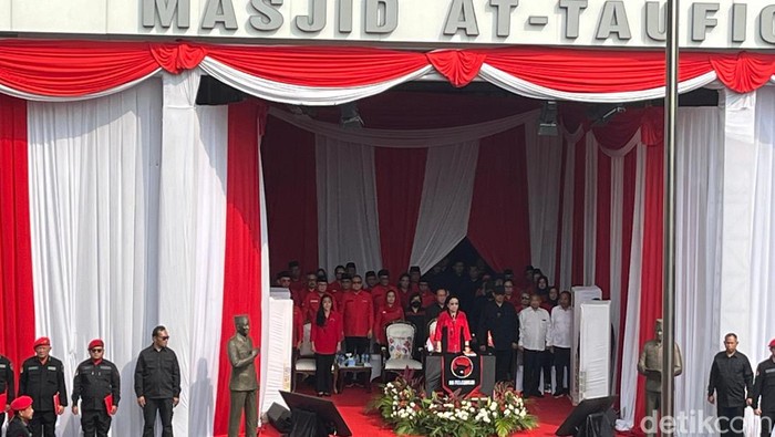 Megawati saat upacara HUT ke-79 Republik Indonesia di Sekolah PDIP, Lenteng Agung, Jakarta Selatan. (Ondang/detikcom)
