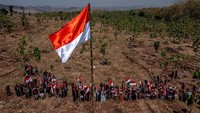 Warga yang tergabung dalam Jaringan Masyarakat Peduli Pegunungan Kendeng (JM-PPK) mengikuti upacara HUT ke-79 RI di lereng Pegunungan Kendeng Utara, Desa Brati, Kecamatan Kayen, Kabupaten Pati, Jawa Tengah. ANTARA FOTO/Aji Styawan.