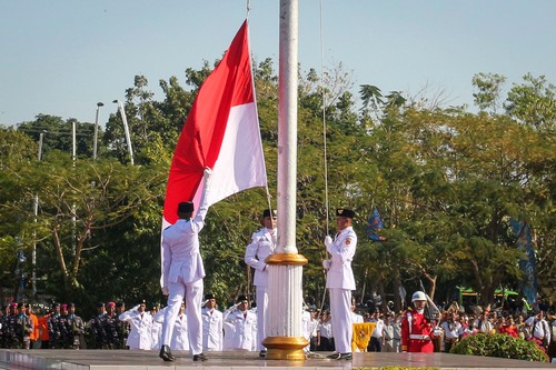 Upacara HUT ke-79 RI digelar secara serentak di berbagai daerah Indonesia pada Sabtu (17/8/2024). Yuk lihat lagi upacara tersebut.