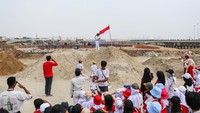 Anak-anak pesisir Jakarta mengikuti upacara HUT ke-79 RI di Taman Tanggul Pantai PTPIN. ANTARA FOTO/Asprilla Dwi Adha.