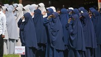Sejumlah pelajar memberi hormat saat mengukuti upacara HUT ke-79 RI di Desa Tabalu, Poso Pesisir, Kabupaten Poso, Sulawesi Tengah. ANTARA FOTO/Basri Marzuki.