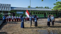 Upacara HUT ke-79 RI juga berlangsung di SD Negeri Basirih 10, Banjarmasin, Kalimantan Selatan. ANTARA FOTO/Bayu Pratama S.