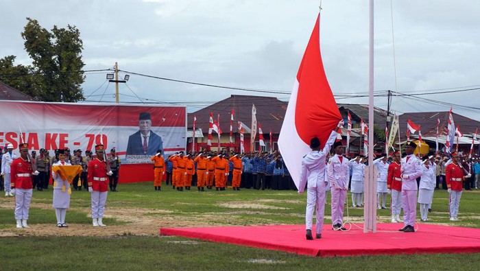 Upacara HUT ke-79 RI digelar secara serentak di berbagai daerah Indonesia pada Sabtu (17/8/2024). Yuk lihat lagi upacara tersebut.