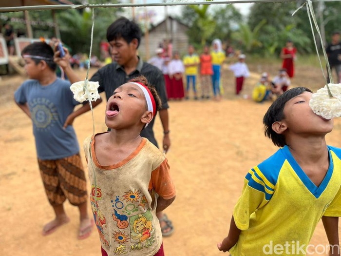 Momen anak-anak Suku Talang Mamak, Tebo, Jambi, meriahkan perlombaan HUT ke-79 RI