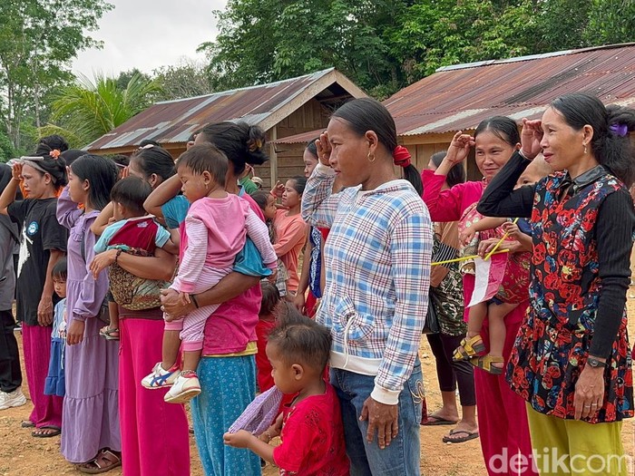 Momen anak dan warga Suku Talang Mamak, Tebo, Jambi, ikut Upacara Bendera 17 Agustus 2024