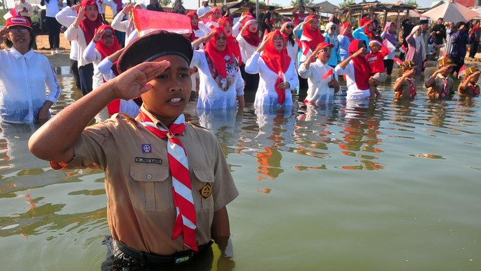 Momen Khidmat Upacara HUT ke-79 RI di Pantai Pelayaran Jepara Sejumlah peserta memberi hormat saat mengikuti upacara pengibaran bendera Merah Putih di Pantai Pelayaran, Desa Karangkebagusan, Jepara, Jawa Tengah, Sabtu (17/8/2024). Upacara yang diikuti puluhan peserta yang terdiri nelayan, pedagang, hingga pelajar tersebut untuk memperingati HUT ke-79 Kemerdekaan Republik Indonesia. ANTARA FOTO/Yusuf Nugroho/wpa.