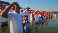 Upacara yang dilakukan dengan cara nyemplung ke laut ini berlangsung khidmat.  